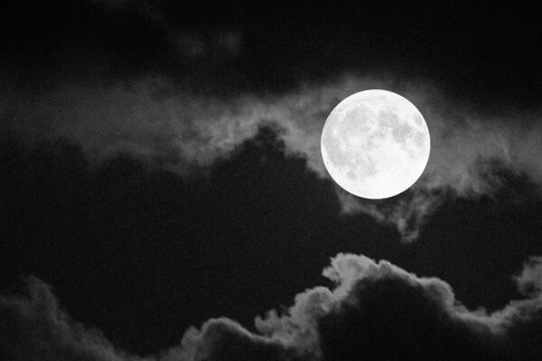 La luna llena de octubre ilumina la noche para los cazadores