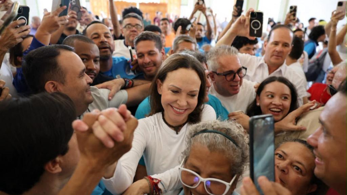 María Corina Machado, líder opositora, hace su regreso a Venezuela para fortalecer la lucha democrática.