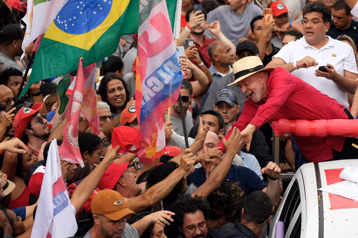 Lula impulsa un cambio histórico en Brasil, consolidando el liderazgo de la izquierda ante el crecimiento de la ultraderecha Bolsonaro.