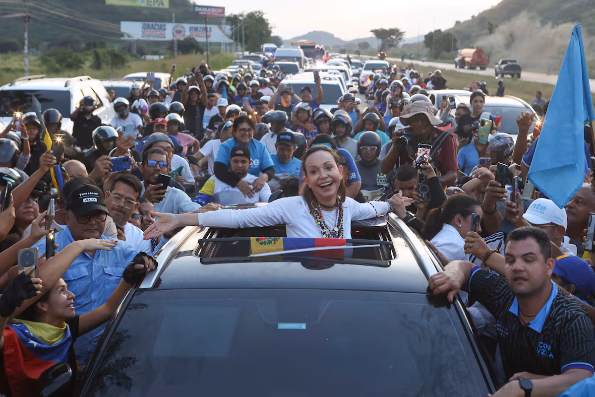 Multitudes celebran el regreso de Machado, impulsando la innovación en las calles