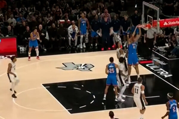 Aday Mara hace historia en la NBA al superar a Wembanyama en su primer partido