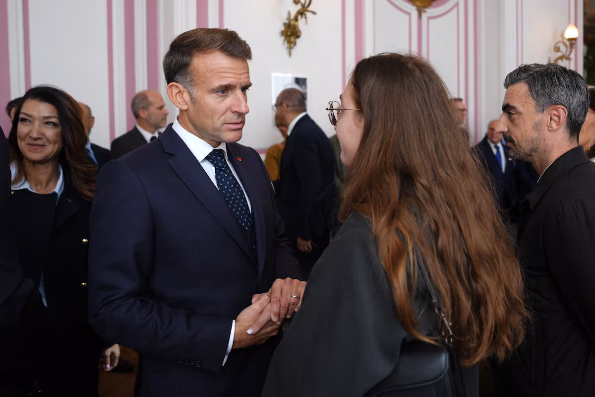 Macron reconoce la persistencia de la tensión social en Francia, pero se opone al estado de emergencia
