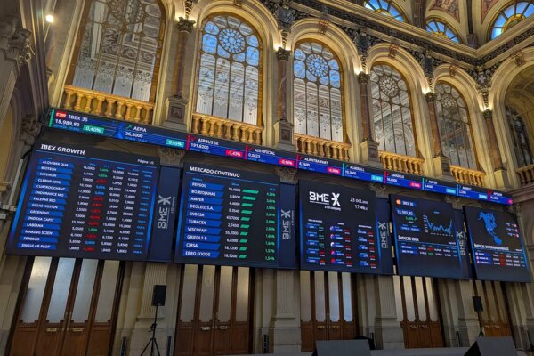 El Ibex 35 enfrenta incertidumbre cerca de la barrera de los 19.000 puntos