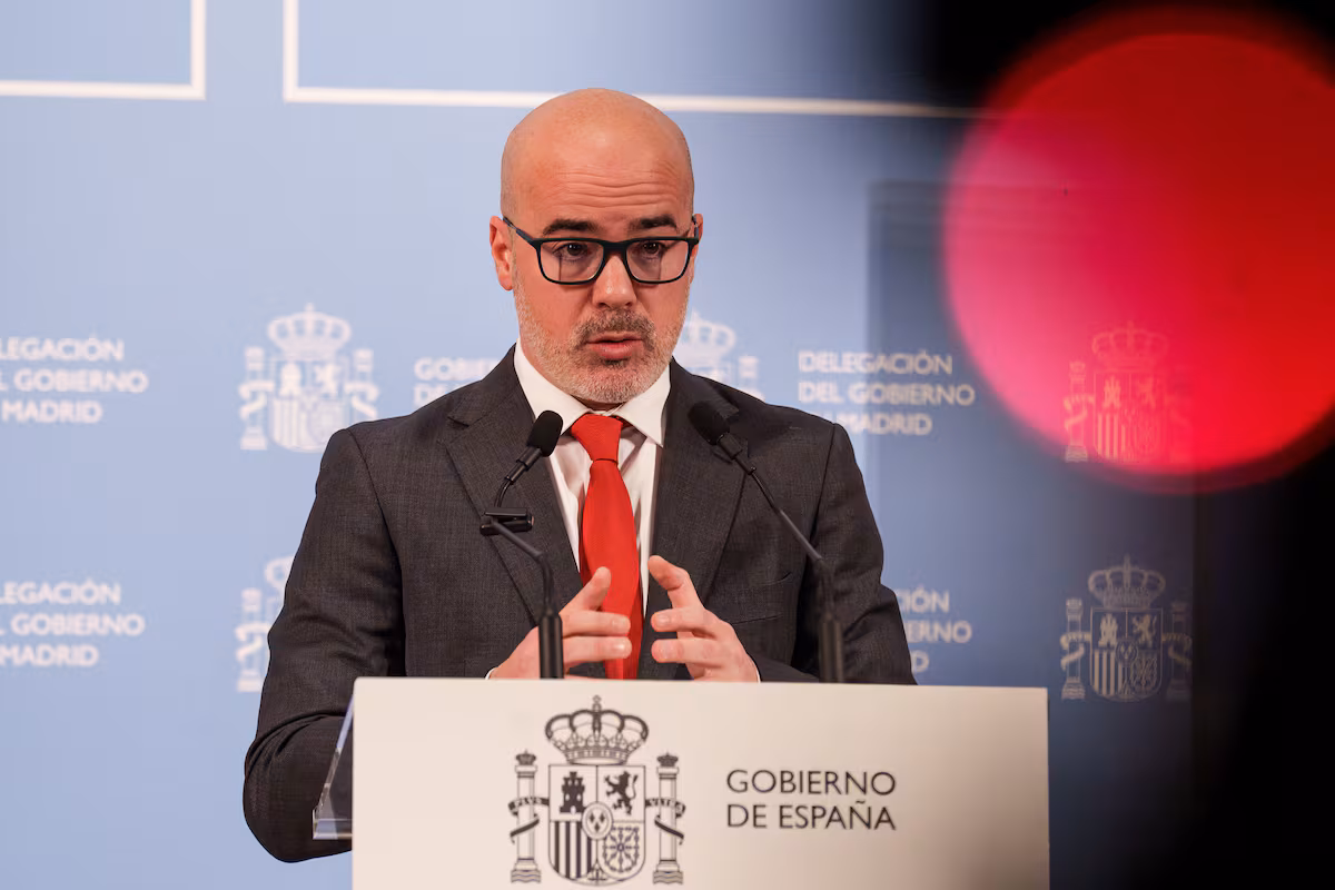 El delegado del Gobierno en Madrid concluye su mandato tras tres años marcados por logros y desafíos, mientras Almeida presenta una denuncia en su contra