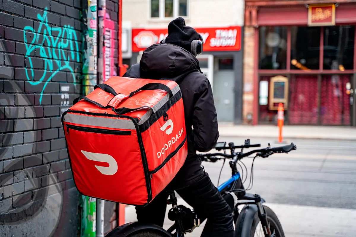 DoorDash avanza hacia la adquisición de Instacart por 15.200 millones de dólares en el sector de entregas a domicilio.