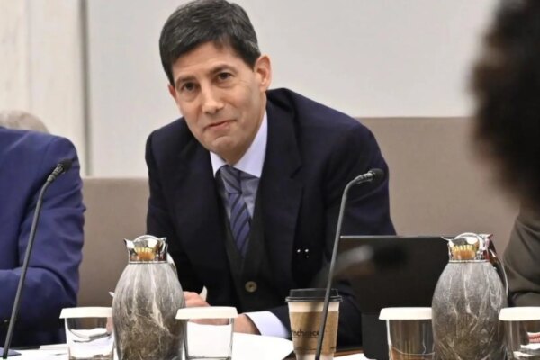 Warsh anticipa menos reuniones de la Fed en 2027, impactando la previsibilidad para Wall Street.