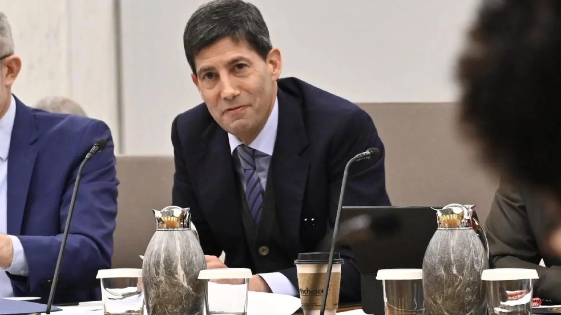 Warsh anticipa menos reuniones de la Fed en 2027, impactando la previsibilidad para Wall Street.