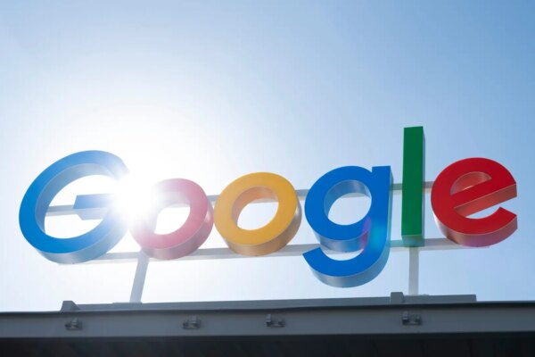 Alphabet sufre caída en Wall Street a pesar del crecimiento de Google Cloud y el aumento de ingresos por inteligencia artificial.