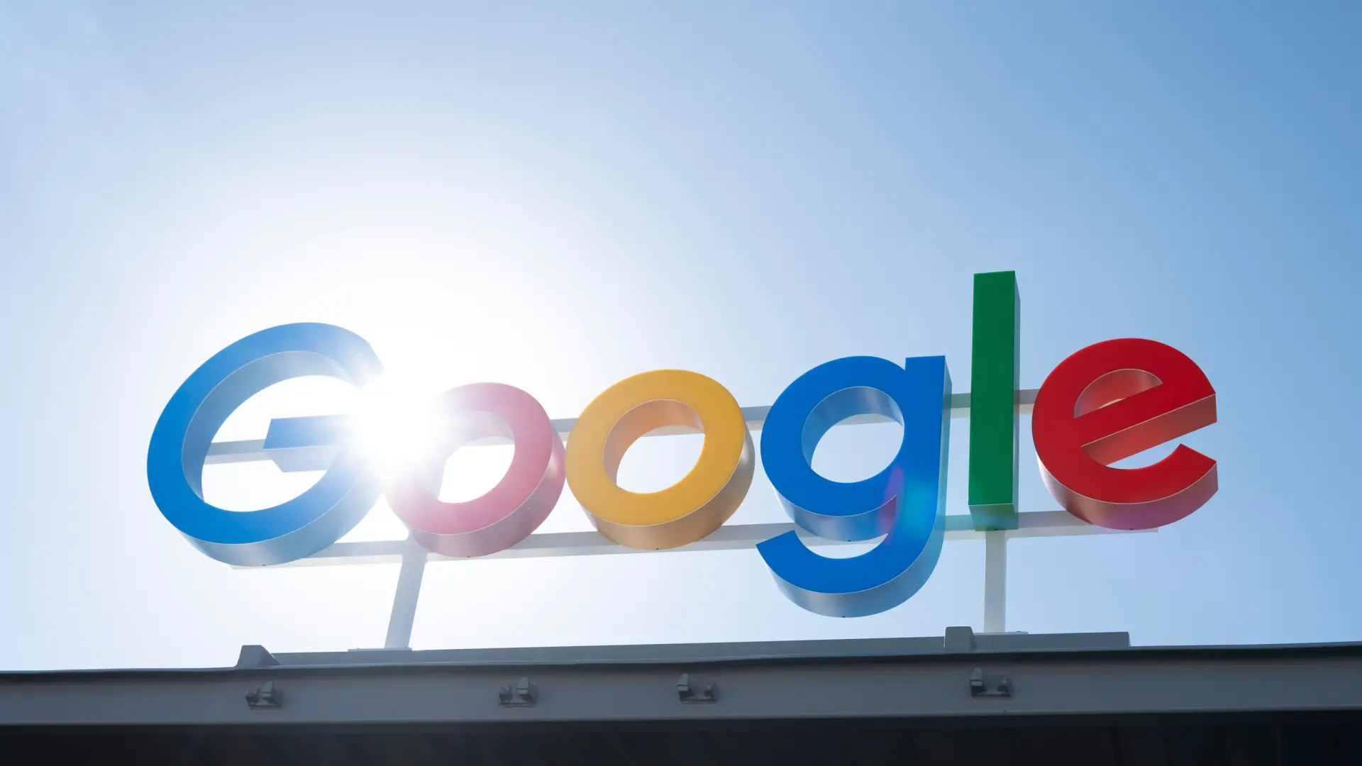 Alphabet sufre caída en Wall Street a pesar del crecimiento de Google Cloud y el aumento de ingresos por inteligencia artificial.