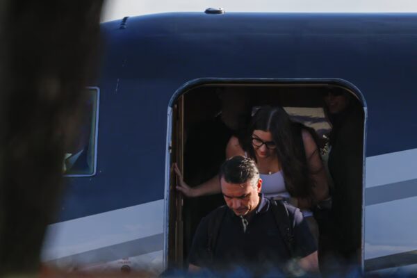 Flávio Bolsonaro se autoproclama "verdadero líder" de Brasil en carta oficial