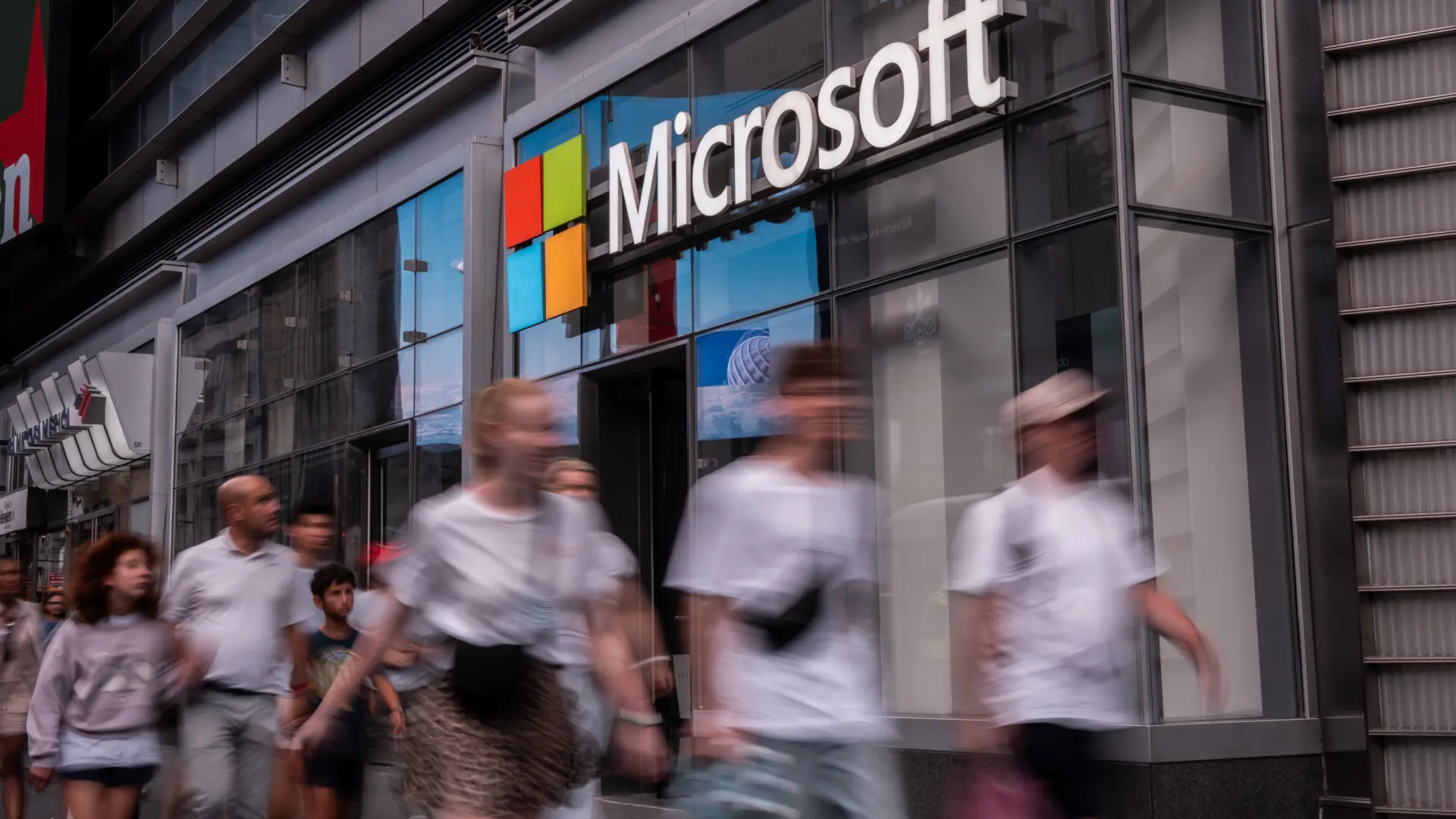 Microsoft experimenta un crecimiento bursátil de 36.600 millones gracias al auge de la IA y su plataforma de nube Azure.