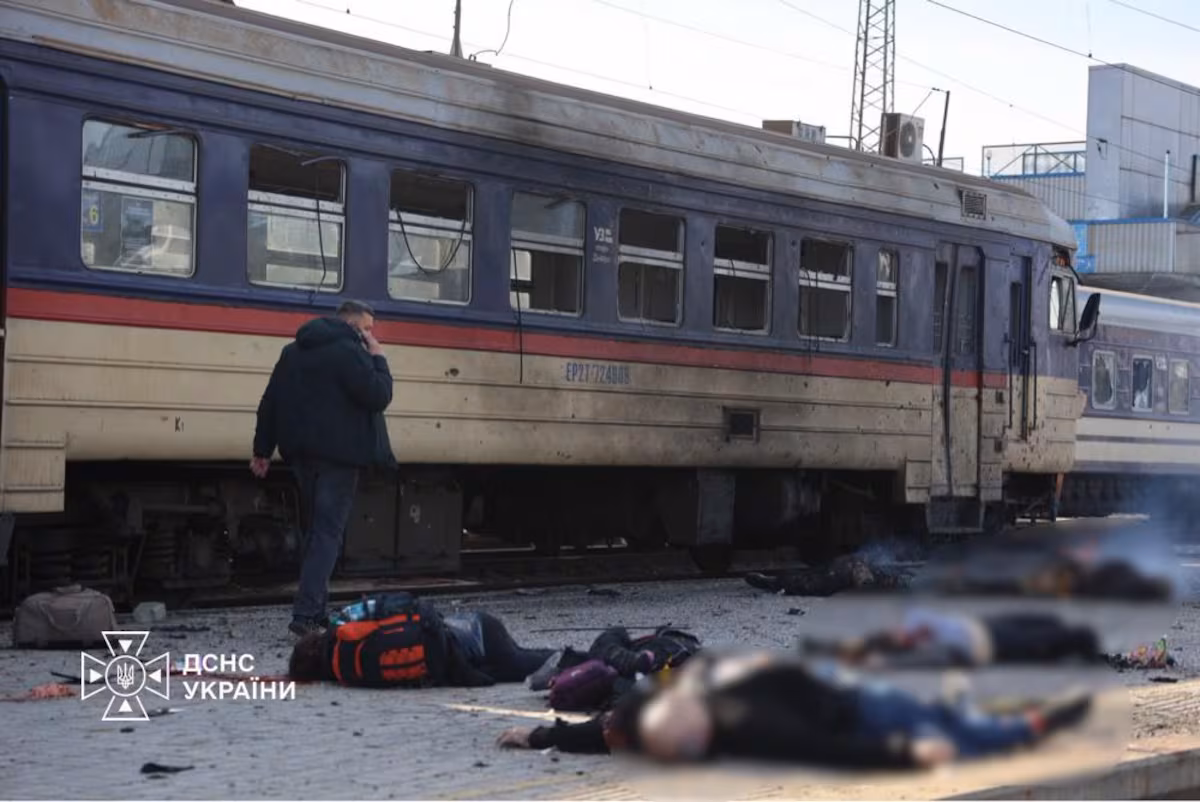 Ataque ruso a estación de tren en Dnipró deja al menos 13 fallecidos