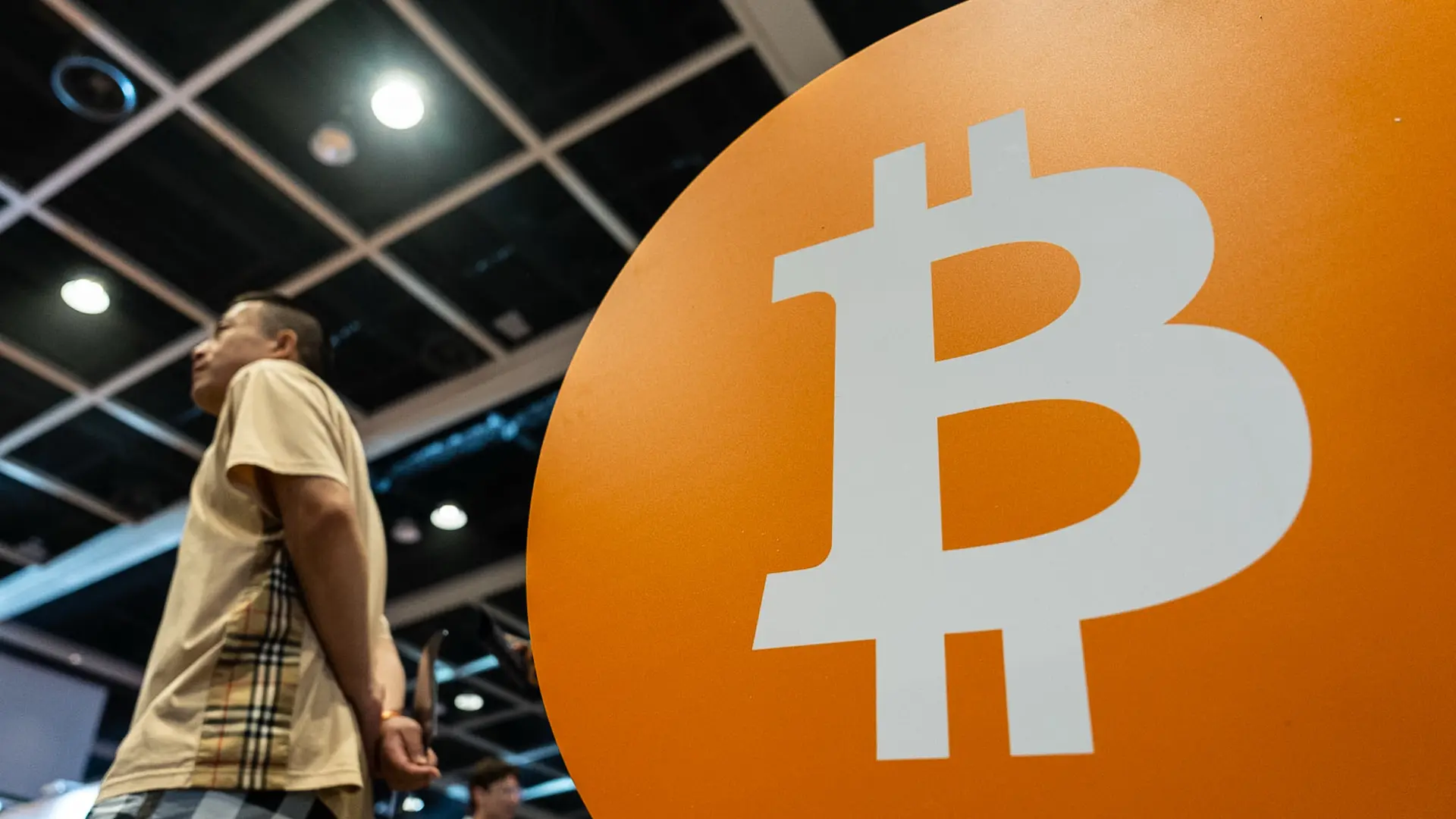 El bitcoin se desploma un 3,1% y se sitúa en aproximadamente 77,400 dólares tras el ciberataque a Binance