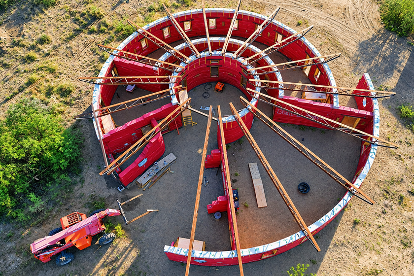 Se emplearon más de 360 toneladas de tierra en innovador proyecto de construcción sostenible.