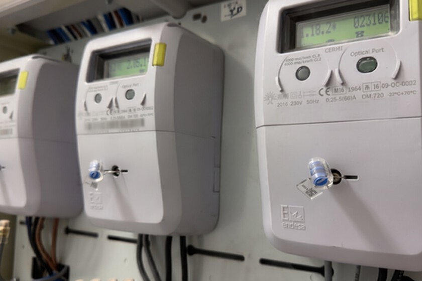 Aconsejan alcanzar un consumo anual de 2.500 kWh para justificar el costo elevado, utilizando energía renovable como opción sostenible.
