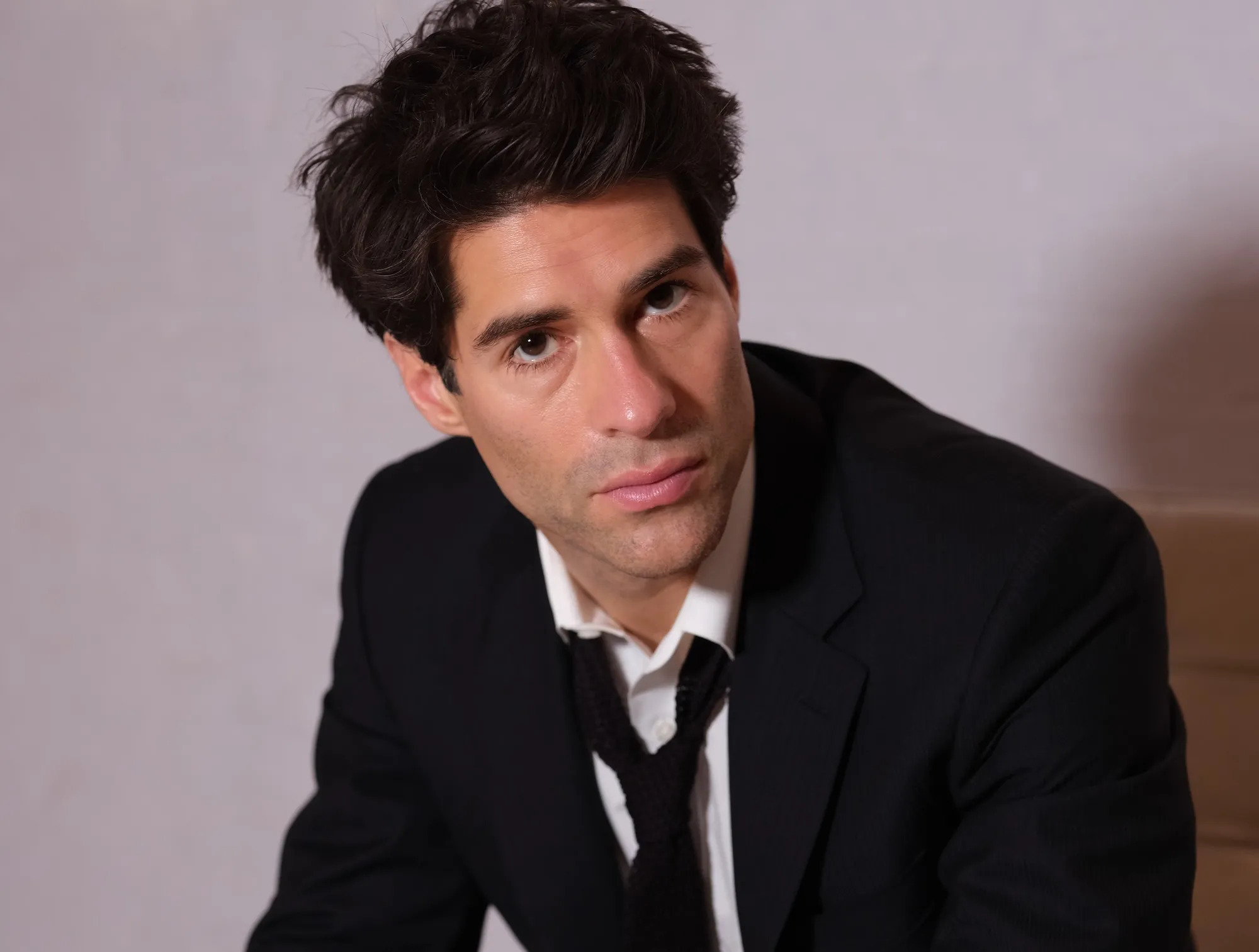 Asher Grodman, estrella de 'Ghosts', comparte su experiencia superando el síndrome del impostor
