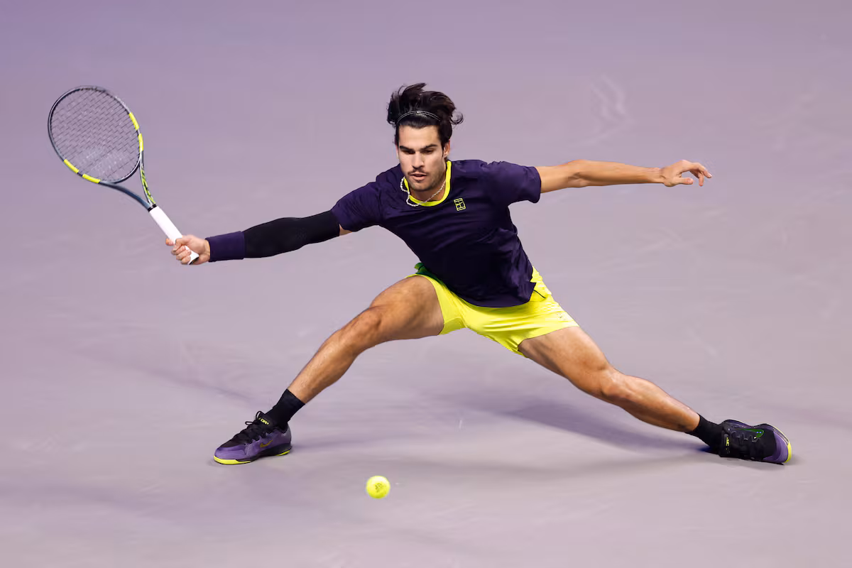 Carlos Alcaraz se lleva el primer set en la semifinal contra Daniil Medvedev en un emocionante encuentro de tenis